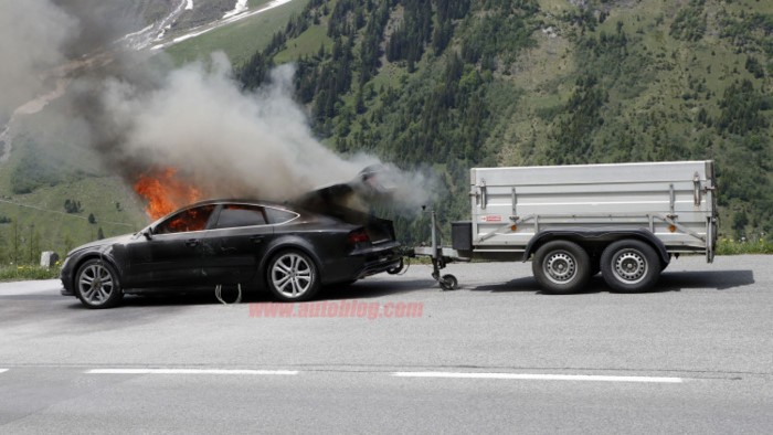 Xe sang Audi A7 chay tro khung giua troi nang nong-Hinh-3